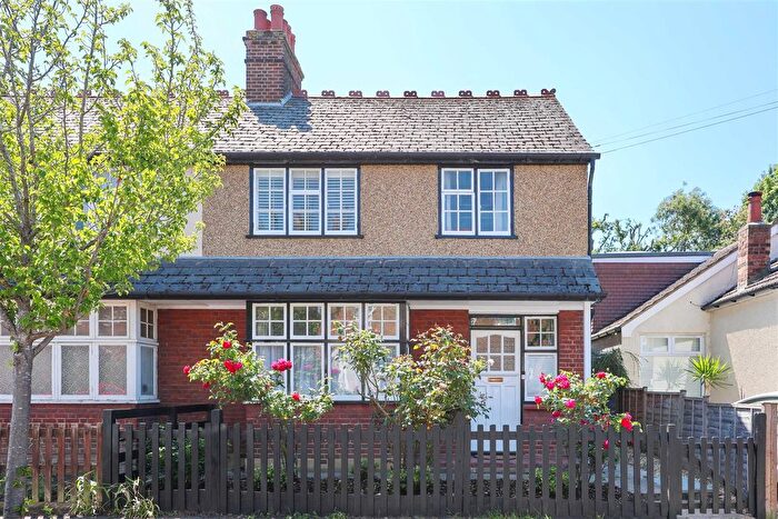 3 Bedroom Semi-Detached House For Sale In Walford Road, Uxbridge, UB8
