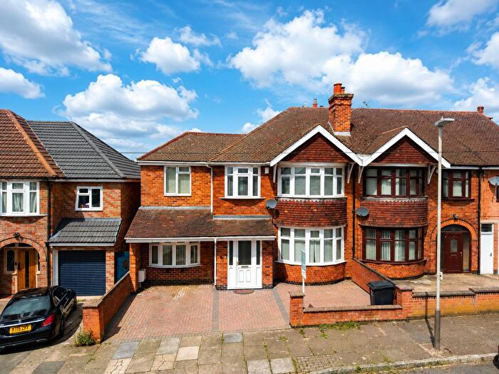 6 Bedroom Semi Detached House For Sale In Byway Road, Leicester, LE5