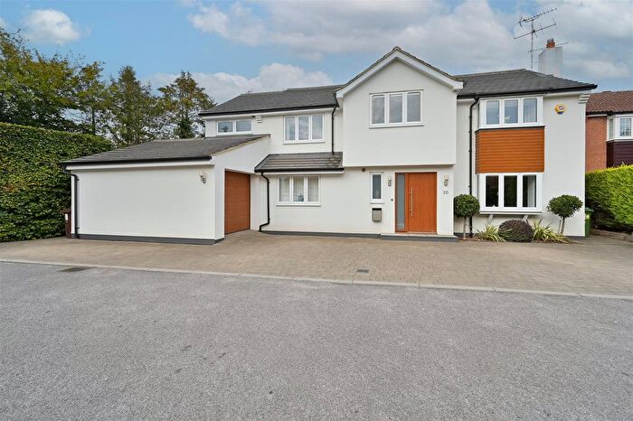 5 Bedroom Property For Sale In Crosspaths, Harpenden, AL5