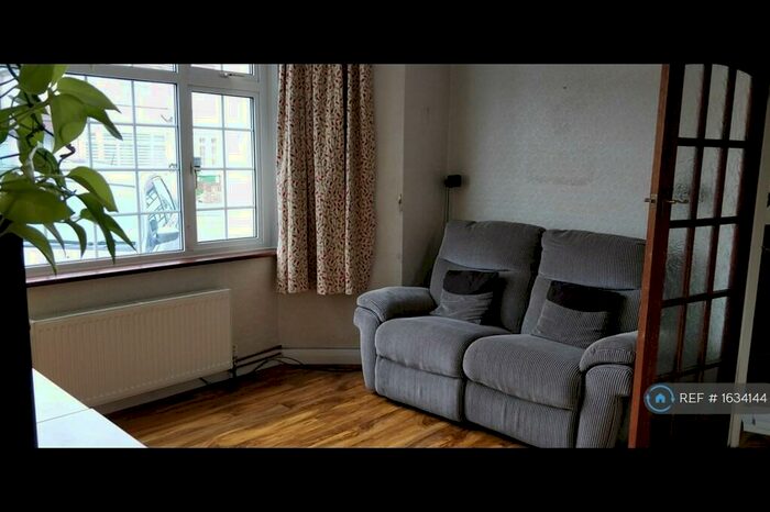 3 Bedroom Semi-Detached House To Rent In Birch Grove, Welling, DA16