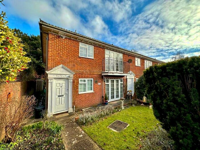 2 Bedroom Maisonette To Rent In Dawn Gardens, Sleepers Hill, Winchester, SO22