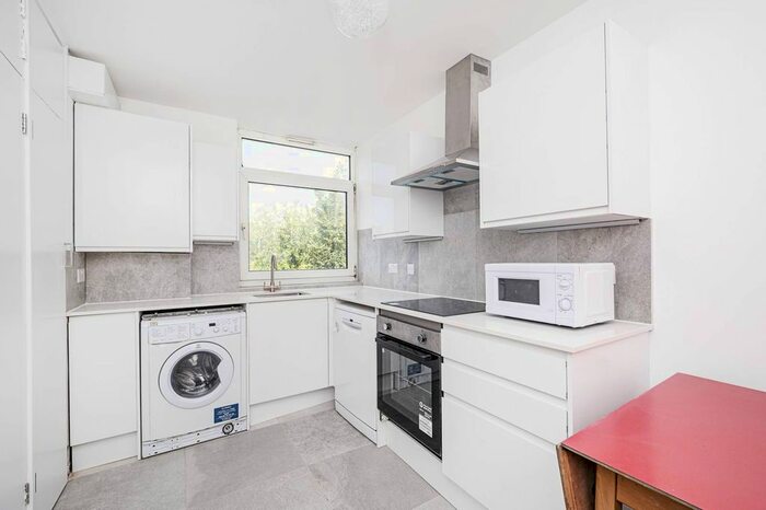 3 Bedroom Flat To Rent In Tomlinson Close, Shoreditch, London, E2