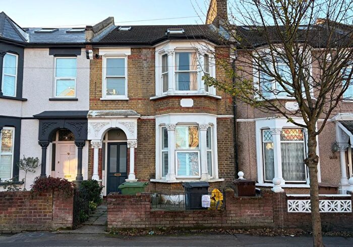 2 Bedroom Flat For Sale In A Shrubland Road, Walthamstow, London, E17