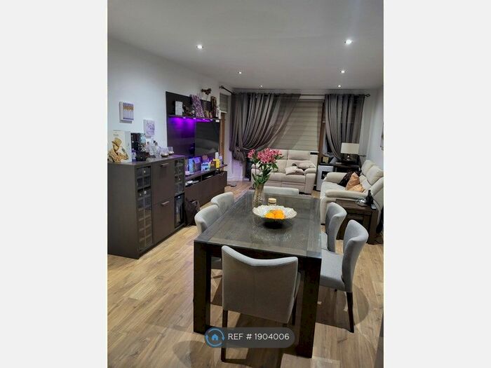 2 Bedroom Flat To Rent In Ebony Crescent, London, EN4