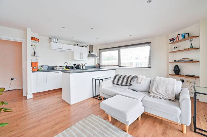 2 Bedroom Flat To Rent In John Ruskin Street, Elephant And Castle, London, SE5