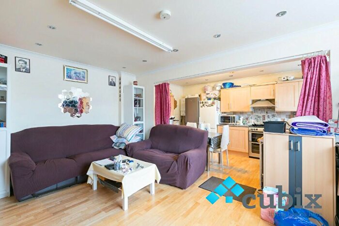 2 Bedroom Semi-Detached House To Rent In Vyne Way, Worcester Park, Surrey, SM3