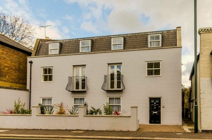 2 Bedroom Flat To Rent In Thames Street, Hampton, TW12