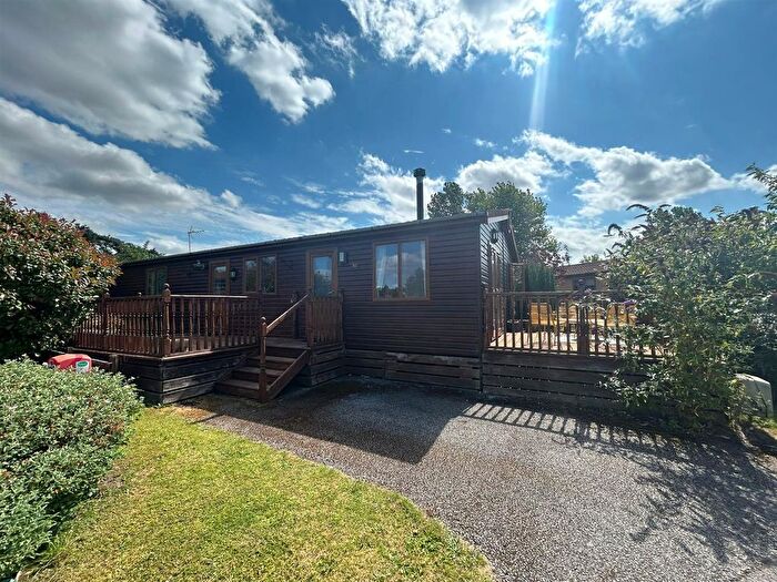 3 Bedroom Park Home For Sale In Florida Keys Hull Road, Wilberfoss, York, YO41