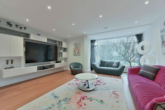 4 Bedroom Property To Rent In Woodsford Square, Holland Park, London, W14