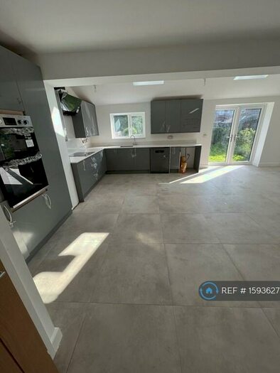 4 Bedroom Semi-Detached House To Rent In Hollins Walk, Wythenshaw, M22