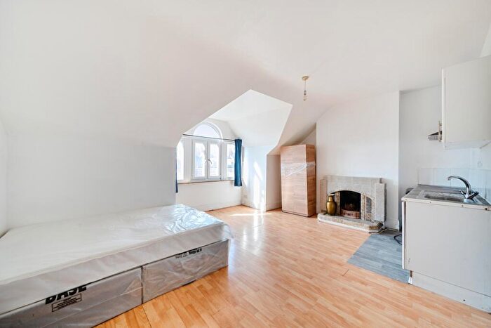 Flat To Rent In Broadhurst Gardens London, NW6
