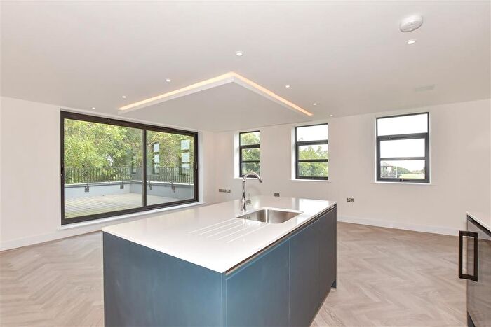 2 Bedroom Flat For Sale In Convent Road, Broadstairs, Kent, CT10