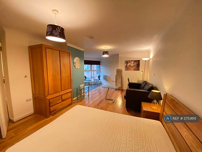 Studio To Rent In Excelsior, Swansea, SA1