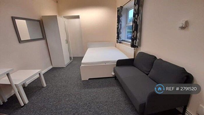 3 Bedroom Flat To Rent In University Area Available Now, Reading, RG6