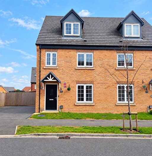 4 Bedroom Semi-Detached House For Sale In Cutter Lane, New Rossington, Doncaster, DN11