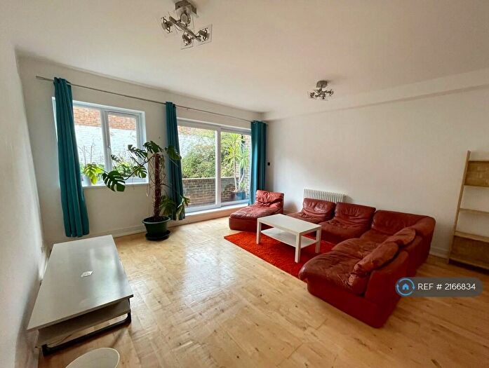 3 Bedroom Maisonette To Rent In Jamestown Road, London, NW1