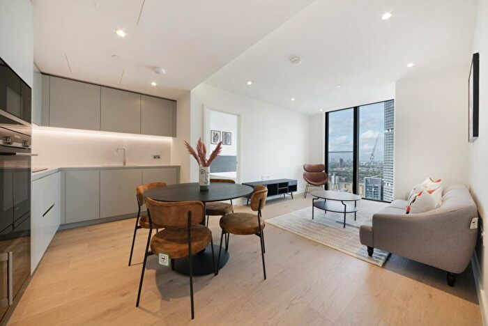 2 Bedroom Apartment To Rent In Harcourt Tower, South Quay Plaza, Canary Wharf, E14