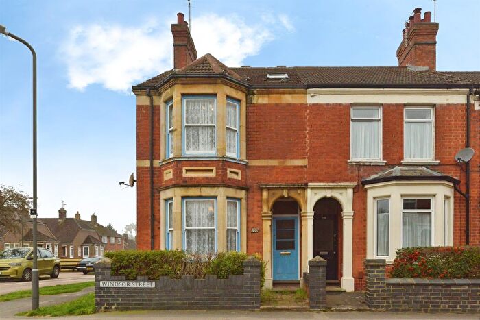 4 Bedroom Semi-detached House For Sale In Windsor Street, Wolverton, Milton Keynes, MK12