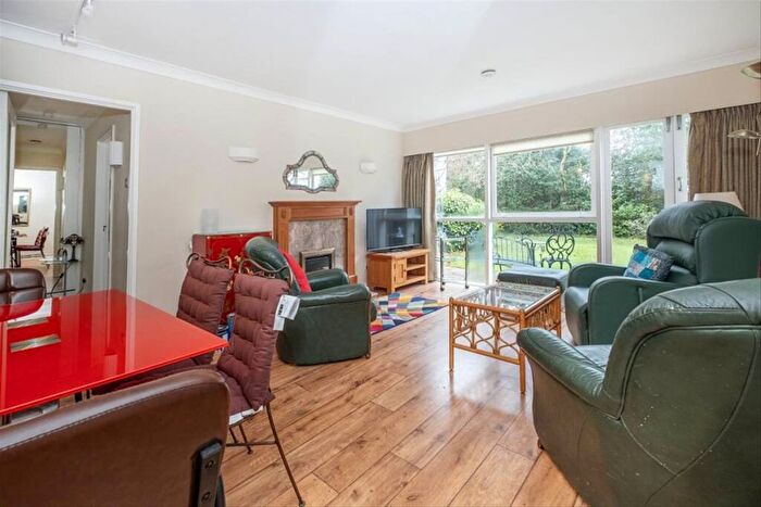 2 Bedroom Flat To Rent In Parkleys, Richmond, TW10