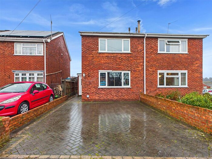 3 Bedroom Semi Detached House For Sale In Oriel Close, Worcester, Worcestershire, WR4
