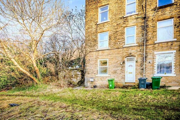 3 Bedroom Terraced House To Rent In Whitegate Road, Newsome, Huddersfield, HD4