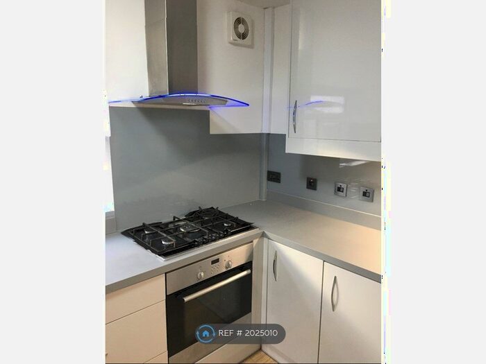 4 Bedroom Semi-Detached House To Rent In Victoria Road, Manchester, M14