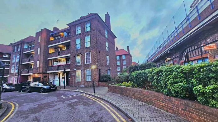1 Bedroom Flat To Rent In Shadwell Gardens, London, E1