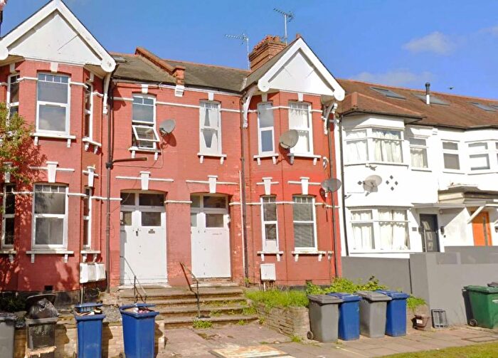 2 Bedroom Flat To Rent In Hillview Gardens, London, NW4