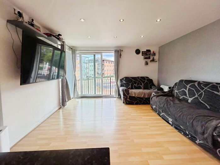 2 Bedroom Flat To Rent In Blackburn Way, Hounslow, TW4