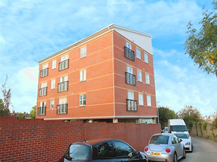 2 Bedroom Flat To Rent In Lawn Road, Northfleet, Gravesend, Kent, DA11