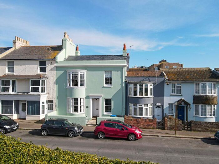 2 Bedroom Flat For Sale In West Street, PO21