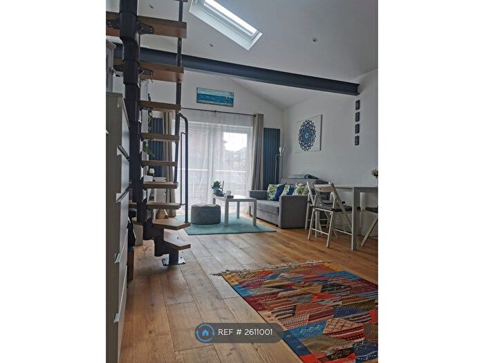Studio To Rent In Bounds Green Road, London, N22
