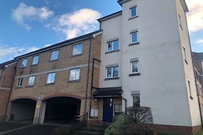 2 Bedroom Flat To Rent In Noke Drive Knights Place, Redhill, RH1