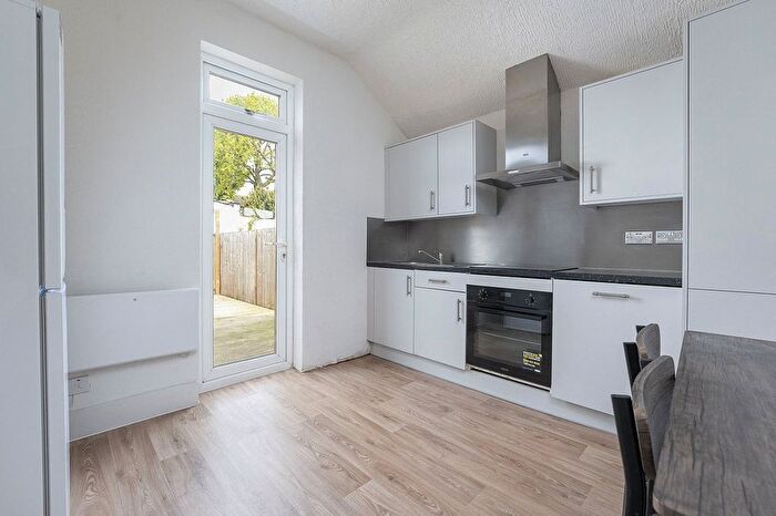 2 Bedroom Flat To Rent In Lower Road, Sutton, SM1