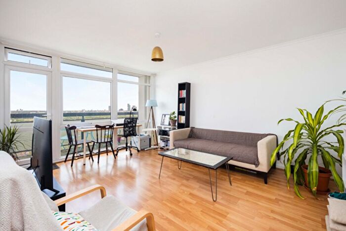 1 Bedroom Flat To Rent In Landmark Heights, Daubeney Road, London, E5