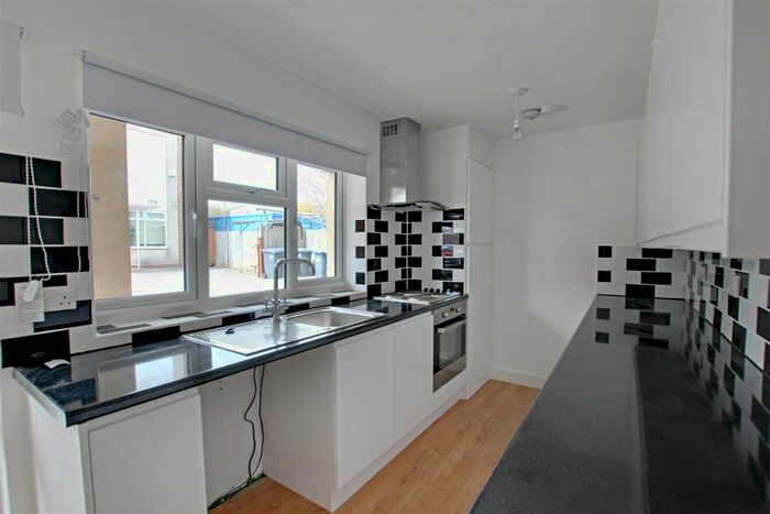 2 Bedroom Flat To Rent In Junction Road, Burgess Hill, West Sussex, RH15