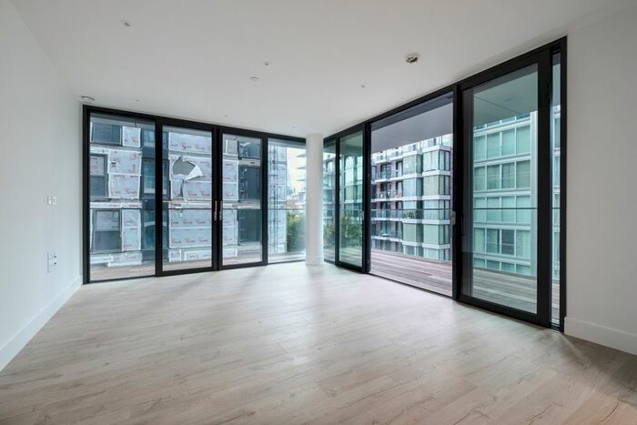 3 Bedroom Flat To Rent In Piazza Walk, London, E1