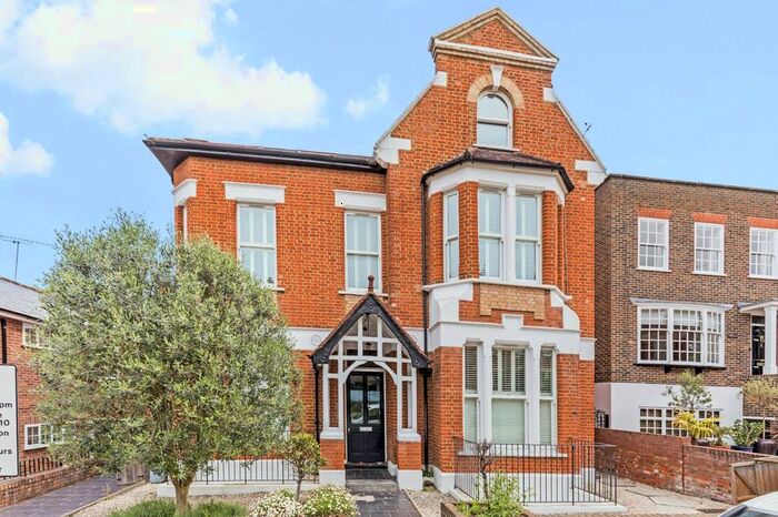 1 Bedroom Flat To Rent In Montague Road, Richmond, Surrey, TW10