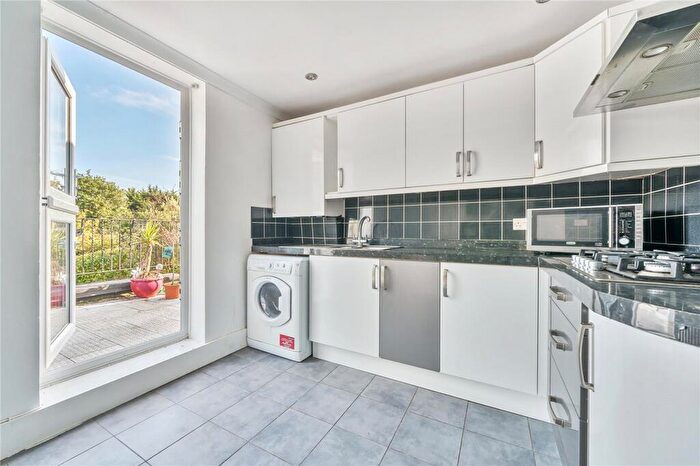3 Bedroom Flat To Rent In Russell Road, Palmers Green, London, N13