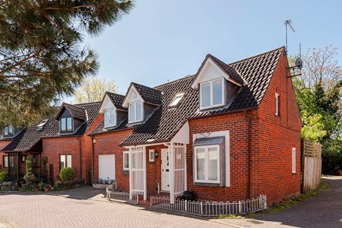 3 Bedroom Detached House For Sale In Juniper Lane, Beckton, London, E6
