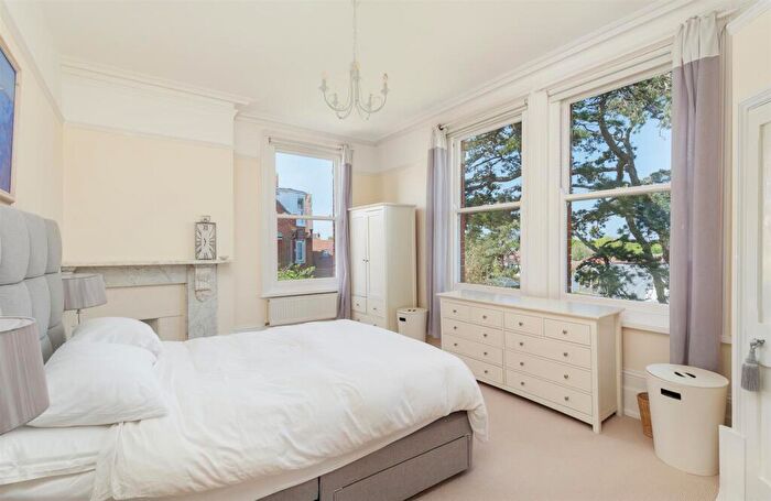 3 Bedroom Apartment For Sale In First Floor Apartment With Sea Views - Baring Road, Cowes, PO31