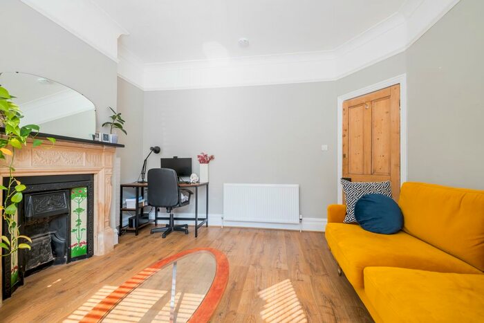 2 Bedroom Flat To Rent In Kinsale Road, Peckham, London, SE15