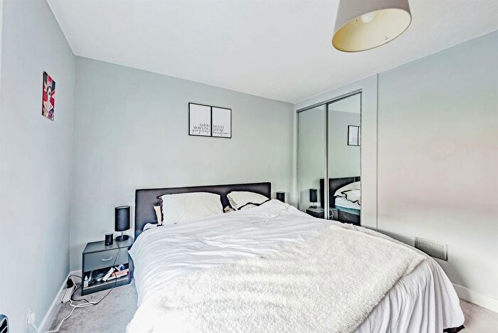 1 Bedroom Flat For Sale In Horley Road, Redhill, RH1