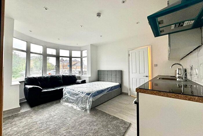 Studio To Rent In Great North Way, London, NW4