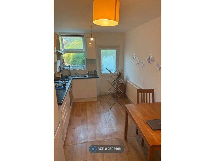 2 Bedroom Flat To Rent In Medwin Street, London, SW4
