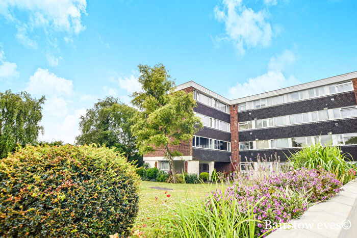 2 Bedroom Flat To Rent In The Ridings, Chigwell, IG7