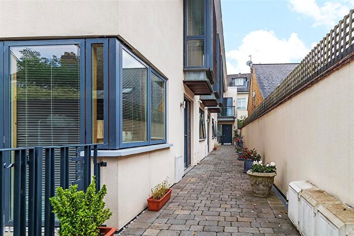 2 Bedroom Flat To Rent In Elmgrove Mews, Weybridge, KT13