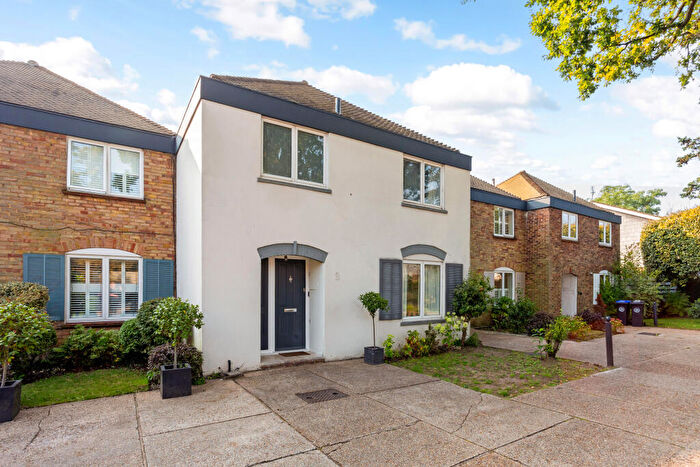 3 Bedroom House To Rent In Pine Grove, Weybridge, KT13