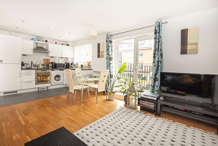 2 Bedroom Flat To Rent In Garratt Lane, London, SW18