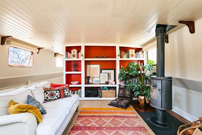 4 Bedroom House Boat To Rent In Clove Hitch Quay, Battersea, SW11